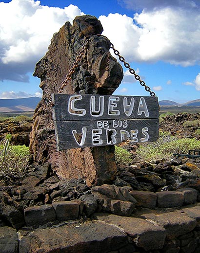 Указатель на входе в пещеру Куэва-де-лос-Вердес 